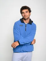 Canguro negro con capucha y medio cierre, marca Umbro, modelo Urban. Detalles en azul en el logo, interior de la capucha y ribete de los bolsillos.