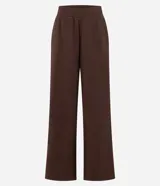 Pantalón de mujer color marrón oscuro, de corte recto y tiro alto, confeccionado en modal con poliéster y elastano. Presenta cintura elástica y un detalle de franja contrastante en las mangas de la chaqueta a juego.
