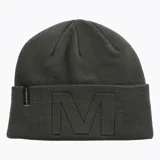 Gorro tipo beanie de punto color verde oscuro, con diseño de doble capa y letra M bordada en relieve en el frente. Incluye una etiqueta lateral con el logo de la marca.