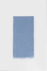 Pashmina rústica de color celeste con textura arrugada y flecos en los extremos.