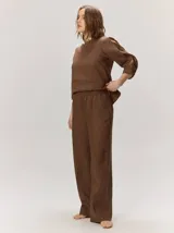 Pantalón azul de corte recto y amplio, con estampado de rayas verticales sutiles, tiro alto y cintura elástica fruncida.