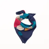 Pañuelo rectangular de seda con estampado abstracto multicolor en tonos azul marino, turquesa, fucsia y beige.