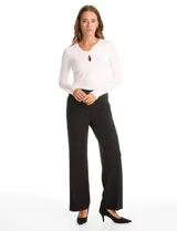 Pantalón de corte recto y silueta fluida, confeccionado en tela crepe. Presenta tiro medio-alto con pretina ancha, cartera cruzada desplazada hacia el lateral con aplique de botones metálicos, bolsillos laterales y detalles de tachas metálicas.