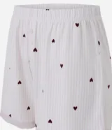 Short de pijama de poliéster color rosado con estampado de pequeños corazones oscuros, cintura elastizada con botones frontales decorativos y terminación de encaje en los bajos.