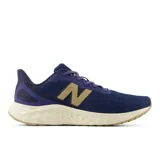 Championes New Balance Arishi V4, color azul con logo dorado, entresuela Fresh Foam y suela de goma.