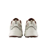 Championes New Balance modelo 530, color beige y blanco con detalles en marrón, confeccionados en malla transpirable y superposiciones de cuero sintético. Cuentan con entresuela con tecnología ABZORB y el característico logo "N" en los laterales.