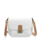 Bandolera blanca de cuero sintético con correa al hombro de cuero color tostado.