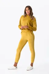 Pantalón jogger de terciopelo color mostaza, con cintura elástica y bolsillos laterales.