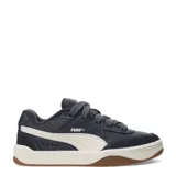 Championes urbanos Puma modelo Park Lifestyle Sk8, color gris oscuro con detalles en beige. Presentan un diseño inspirado en el skate con capellada de cuero sintético y malla, cierre de cordones y suela de goma con base en tono caramelo.