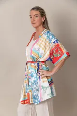 Kimono italiano de satén estampado con motivos geométricos y florales en tonos rojo, azul, naranja y dorado. Incluye lazo de ajuste en la cintura.