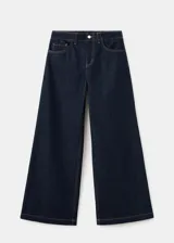 Pantalón de jean de corte recto y tiro medio, confeccionado en denim de color azul oscuro con costuras en contraste.