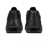 Championes Nike Shox R4 de diseño técnico en color negro total. Presentan la icónica tecnología de amortiguación Shox en el talón, con una estructura de columnas que proporciona soporte y respuesta. El exterior combina cuero sintético con paneles perforados para mayor ventilación y un acabado elegante.