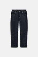 Jeans de tiro medio con corte slim leg, confeccionados en denim de color azul oscuro. Presentan cintura con trabillas, diseño clásico de cinco bolsillos y cierre frontal con cremallera y botón.