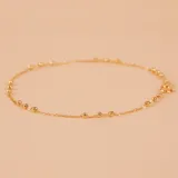 Pulsera de cadena fina en oro 18k con pequeñas esferas distribuidas a lo largo de toda la pieza y cierre de resorte.