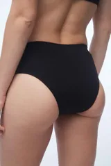 Bombacha de bikini color vino tinto, tiro bajo, confeccionada en tejido de punto canalé.