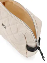 Neceser color beige con diseño acolchado en forma de rombos, cierre de nylon, manija de mano en cinta textil y logo metálico de la marca.