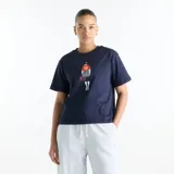 Remera azul marino de manga corta, confeccionada en punto de algodón suave, con estampado gráfico universitario en el pecho.