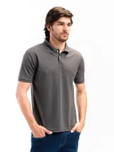 Remera polo de manga corta color gris oscuro, con cuello y tapeta de dos botones.