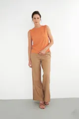 Blusa color lacre sin mangas con bordado en contraste blanco en cuello y sisas.