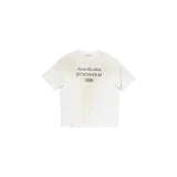 Remera Acne Studios modelo Relaxed Fit Dusty White, de color blanco con efecto desgastado y estampado frontal con el logo de la marca, 'Stockholm' y el año '1996'.