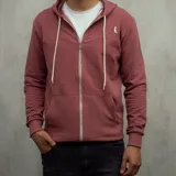 Campera con capucha color rosa viejo, con cierre frontal y bolsillos tipo canguro.