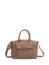 Cartera Hush Puppies modelo V26Lf Durham Bag de color marrón, confeccionada en material sintético con efecto desgastado. Cuenta con doble asa superior, cierre principal superior con deslizadores dobles y un bolsillo frontal con solapa y cierre magnético con el logotipo de la marca grabado en letras doradas. Incluye herrajes metálicos en tono bronce y un dije colgante lateral con la estampa de la marca.