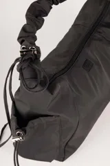 Bandolera color verde militar, con correa de hombro fruncida y bolsillos laterales.