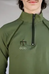 Remera térmica azul marino de manga larga, confeccionada en jersey de algodón grueso con vivos en contraste color verde y logo bordado.
