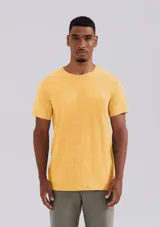 Camiseta básica de manga corta y cuello redondo, color rojo oscuro.