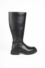 Bota de caña alta color negro, de cuero sintético, con punta redonda y suela track.