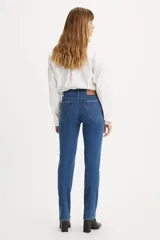 Jeans de tiro alto, ajustados en cadera y muslos, con pierna recta y cierre en la bragueta.