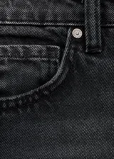 Pantalón de jean de corte recto y tiro medio, con diseño clásico de cinco bolsillos, cierre de botón y cremallera, y trabillas para cinturón.