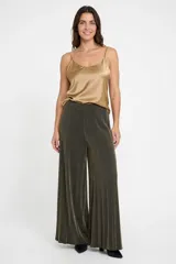 Pantalón tipo palazzo de corte amplio y fluido, confeccionado en tejido con acabado brillante en tono dorado. Presenta cintura elástica para un ajuste cómodo y una caída ligera que estiliza la figura.