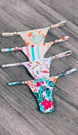 Bikini colaless con tiras regulables y estampado de flamencos, rayas, flores y hojas.