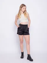 Short negro de textura sedosa con elástico en la pretina y bolsillos laterales.