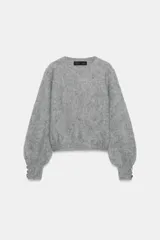 Jersey de punto Zara, color gris, con cuello redondo, manga larga abullonada y puños ajustados con detalle de botones metálicos.