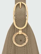 Cartera crossbody Longchamp de la línea Le Foulonné, tamaño pequeño, de diseño estructurado en forma de media luna, confeccionada en cuero con correa ajustable.
