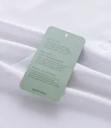 Camisa de vestir marrón oscuro, corte slim, de manga larga y cuello camisero.