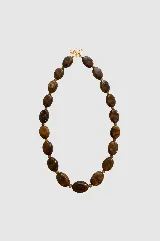 Collar de cuentas ovaladas de resina con efecto marmolado en tonos marrones, unido por pequeñas esferas y cierre metálico dorado.