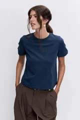 Remera de cuello redondo y manga corta, confeccionada en tejido de algodón liso de color blanco.