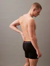 Pack de tres bóxer Calvin Klein negros con cinturas elásticas en azul, blanco y rojo con el logo de la marca. Confeccionados en microfibra de nylon y elastano.