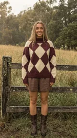 Sweater de punto con diseño geométrico de rombos en colores bordeaux y natural. Presenta cuello alto, mangas largas y un calce relajado.