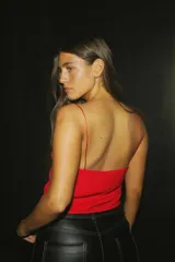 Musculosa roja de crepe con breteles finos de cordón de seda y escote recto.