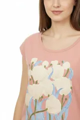 Remera de algodón blanca de manga corta, con cuello redondo y estampado frontal con la leyenda "New York" y flores abstractas en tonos marrones y rosados.