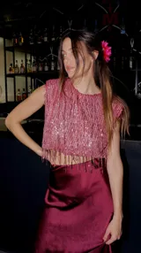 Top rosa con flecos de lentejuelas, hombreras y elástico.