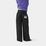 Pantalón sastre de corte ancho y pernera recta, con pinzas frontales, trabillas para cinturón y cierre de botón. Cuenta con bolsillos laterales y traseros con solapa.