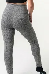 Calza deportiva de tiro extra alto, confeccionada en tela con fibra LYCRA® XTRA LIFE™. Presenta una faja de doble tela diseñada para brindar mayor contención abdominal.