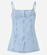 Chaleco largo de jean con escote recto, breteles finos ajustables y cierre frontal con botones. Presenta un corte acinturado con pences, bolsillos delanteros decorativos y ruedo en punta.