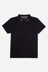 Polo de piqué color salmón, de corte regular, manga corta y logo estampado en el pecho. Confeccionada en algodón y spandex.