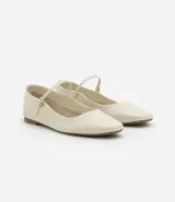 Bailarina de cuero color marrón con puntera cuadrada, taco plano y tira ajustable con hebilla metálica sobre el empeine.